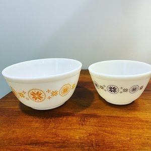 Vintage Pyrex Mixing bowl set White with Snowflake